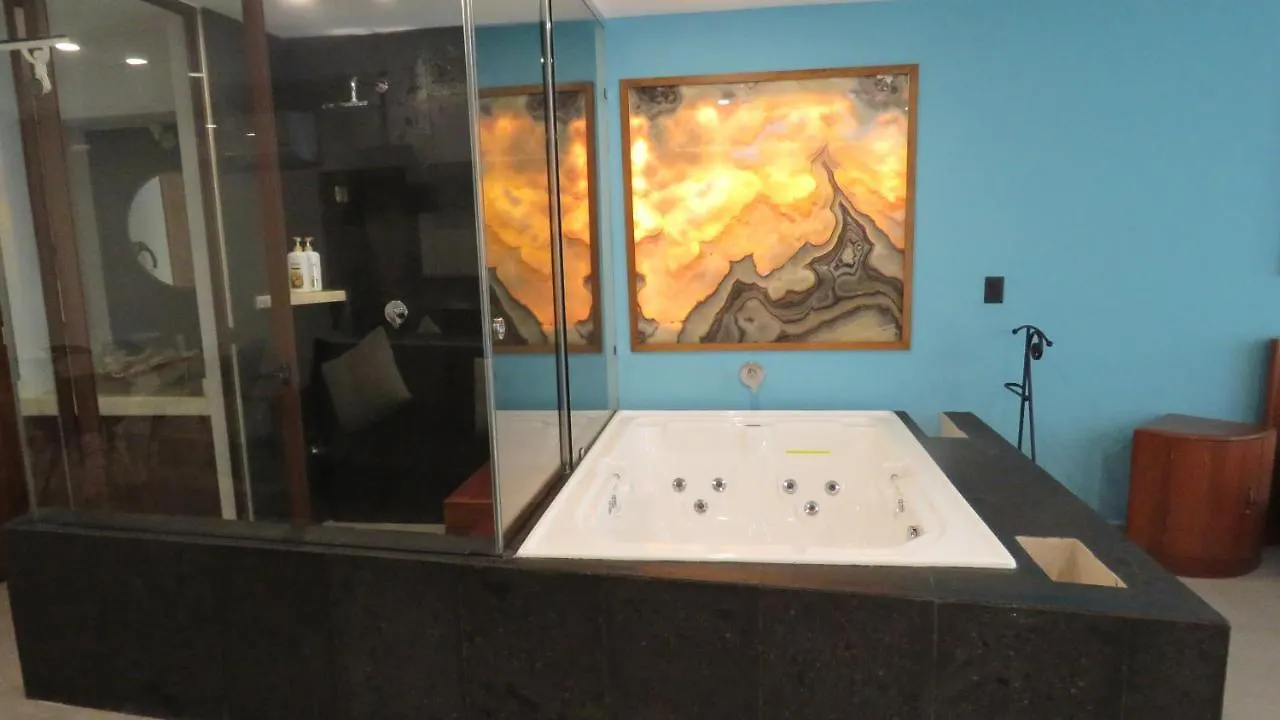Gorgeous Duplex Mamitas Beach Jacuzzi 3Bd Lock-Out Playa del Carmen Apartment